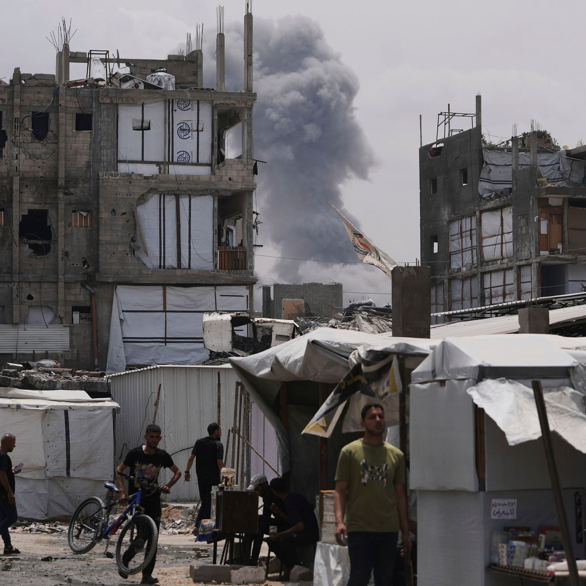 Rauch steigt auf von einem israelischen Luftangriff in Dschabalia, nördlicher Gazastreifen. - Foto: Jehad Alshrafi/AP/dpa