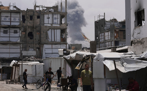 Palästinenser stehen für Lebensmittel im nördlichen Gazastreifen an. (Archivbild) - Foto: Jehad Alshrafi/AP/dpa