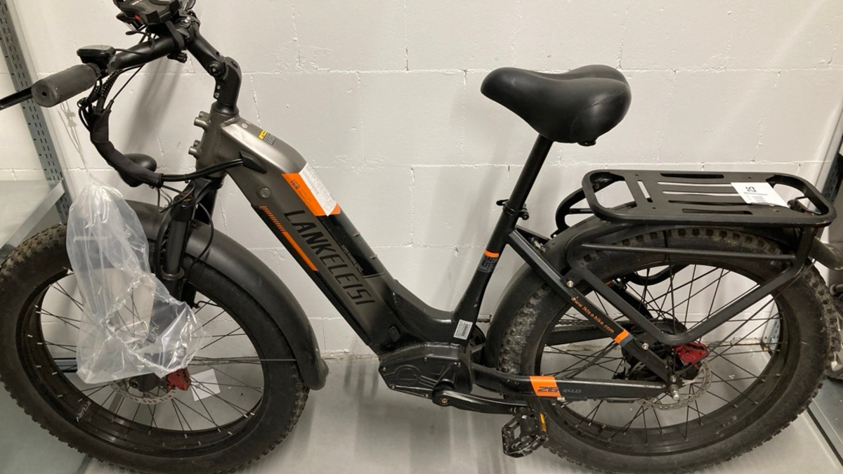 POL-OF: Schwarzer Mercedes von Brummi gestreift: Hinweise erbeten; Unbekannter setzt Auto in Brand; Wer krachte in den roten Tesla? Zeugen gesucht und mehr - Foto: presseportal.de