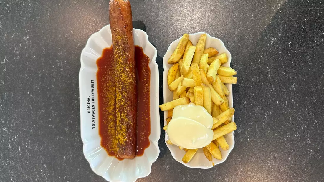 Einmal Currywurst mit Pommes in der Autostadt Wolfsburg - auch dort ist das Gericht zu kaufen, und zwar als «Volkswagen Currywurst». (Archivbild) - Bild: Gregor Tholl/dpa