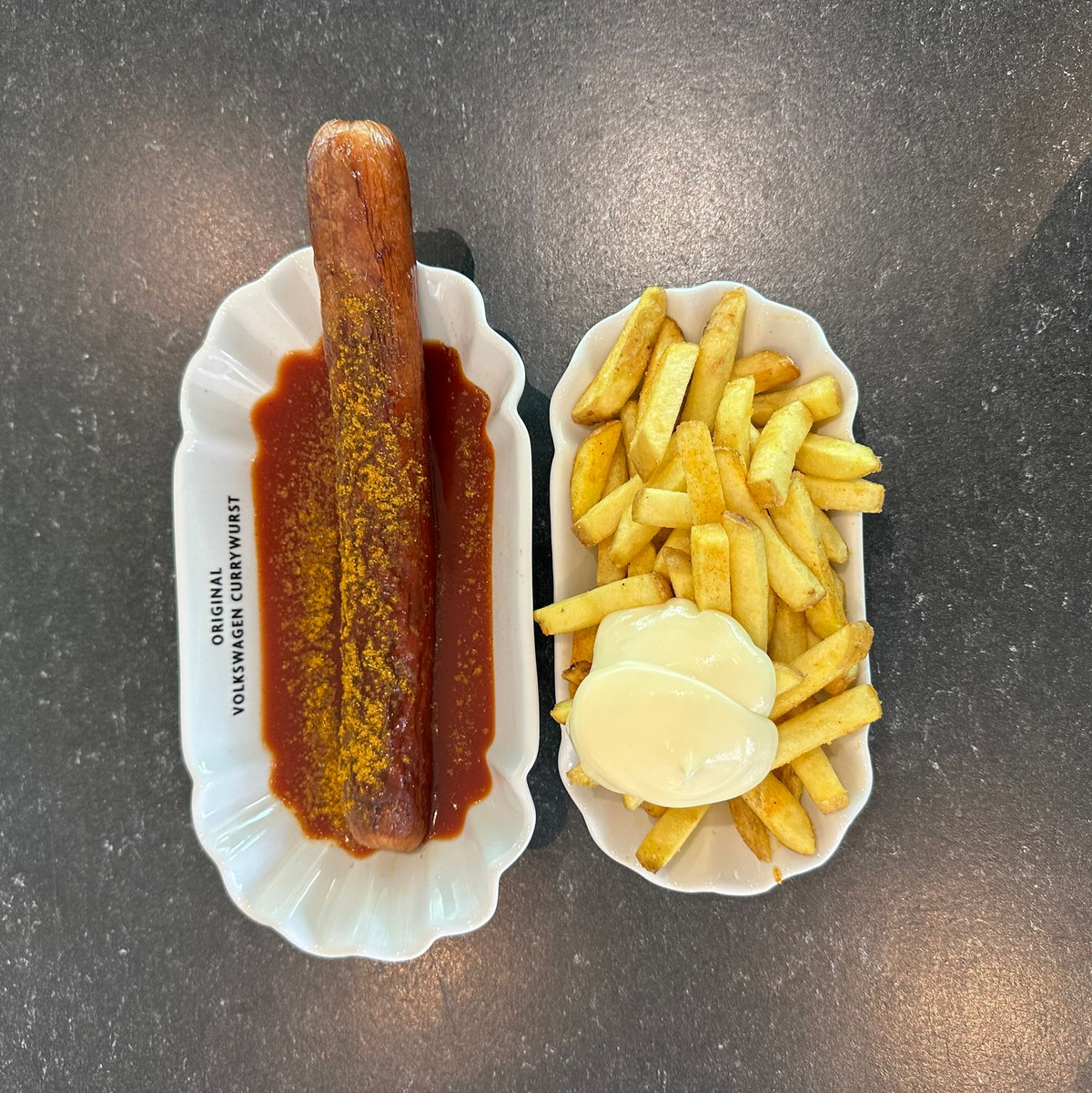 Einmal Currywurst mit Pommes in der Autostadt Wolfsburg - auch dort ist das Gericht zu kaufen, und zwar als «Volkswagen Currywurst». (Archivbild) - Foto: Gregor Tholl/dpa