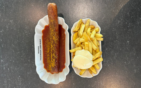 Einmal Currywurst mit Pommes in der Autostadt Wolfsburg - auch dort ist das Gericht zu kaufen, und zwar als «Volkswagen Currywurst». (Archivbild) - Foto: Gregor Tholl/dpa