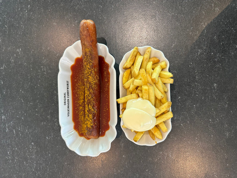 Einmal Currywurst mit Pommes in der Autostadt Wolfsburg - auch dort ist das Gericht zu kaufen, und zwar als «Volkswagen Currywurst». (Archivbild) - Foto: Gregor Tholl/dpa