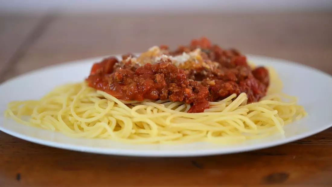 Dafür entscheiden sich viele Kantinenbesucher: Spaghetti Bolognese. - Bild: Wolf von Dewitz/dpa