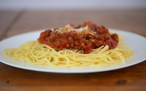 Dafür entscheiden sich viele Kantinenbesucher: Spaghetti Bolognese. - Foto: Wolf von Dewitz/dpa