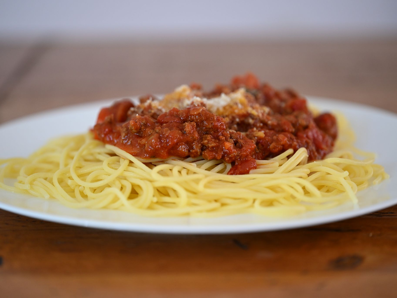 Dafür entscheiden sich viele Kantinenbesucher: Spaghetti Bolognese. - Foto: Wolf von Dewitz/dpa
