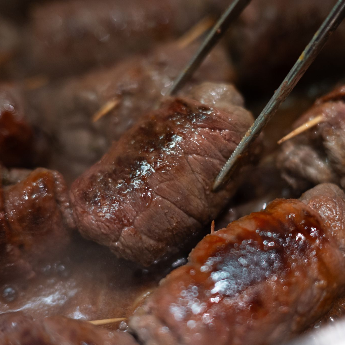 Bei älteren Menschen hoch im Kurs: Rinderrouladen. (Archivbild) - Foto: Sebastian Gollnow/dpa