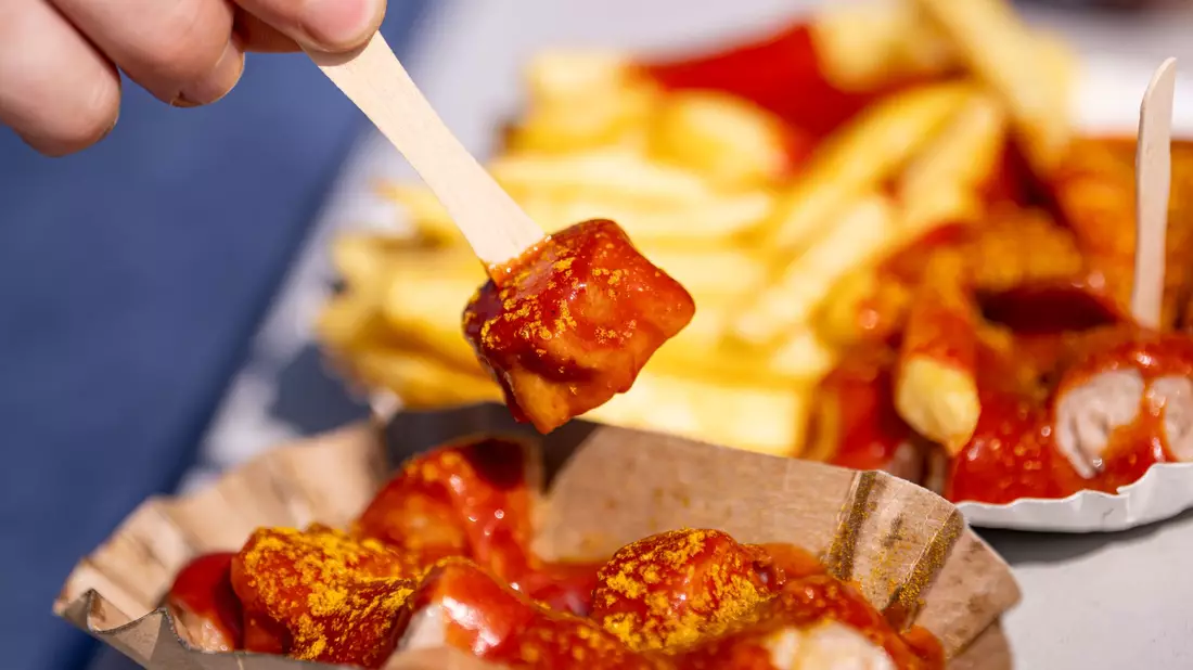 Die Currywurst wird in Kantinen immer unbeliebter. (Archivbild) - Bild: Fabian Sommer/dpa