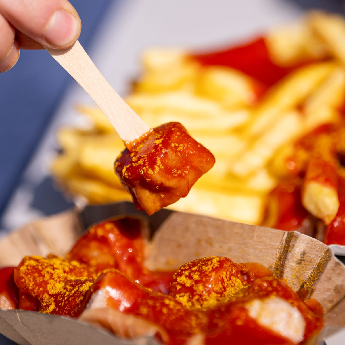 Die Currywurst wird in Kantinen immer unbeliebter. (Archivbild) - Foto: Fabian Sommer/dpa