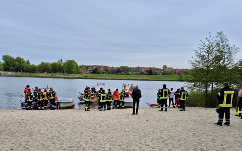 FW Lüchow-Dannenberg: +++ Tragisches Unglück auf dem Gartower See +++ Großeinsatz mit über 100 Einsatzkräften +++ Vater tödlich verunglückt +++ - Foto: presseportal.de