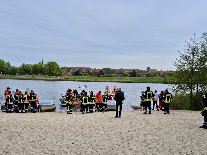 FW Lüchow-Dannenberg: +++ Tragisches Unglück auf dem Gartower See +++ Großeinsatz mit über 100 Einsatzkräften +++ Vater tödlich verunglückt +++ - Foto: presseportal.de