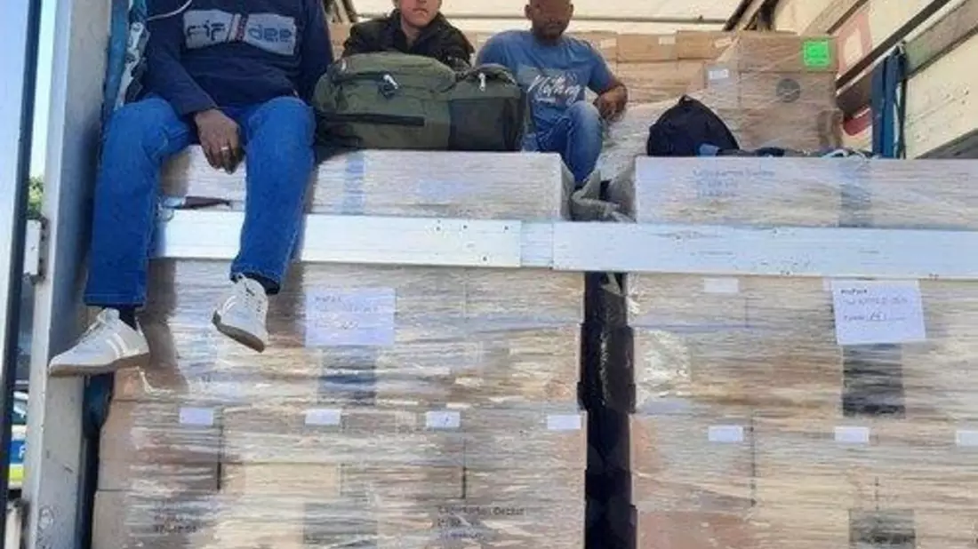 Bundespolizeidirektion München: Personen auf LKW Ladefläche nach Deutschland geschmuggelt/Bundespolizei ermittelt gegen unbekannten Schleuser - Bild: presseportal.de