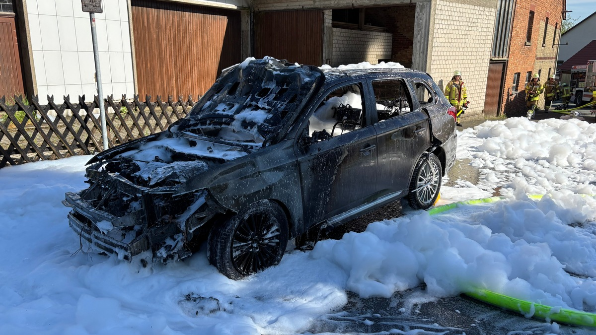 FW-PB: PKW Brand im Ortsteil Buke / Feuerwehr verhindert weitere Ausbreitung - Foto: presseportal.de