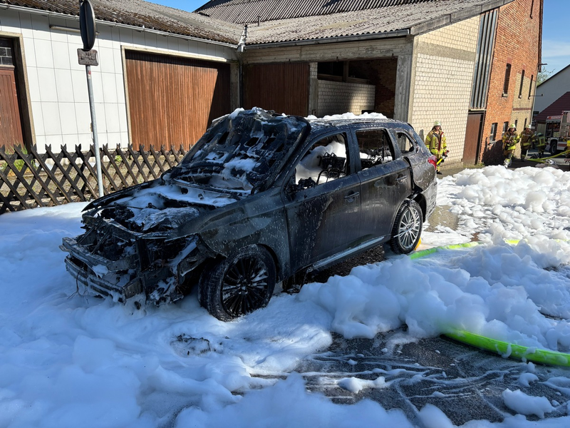 FW-PB: PKW Brand im Ortsteil Buke / Feuerwehr verhindert weitere Ausbreitung - Foto: presseportal.de