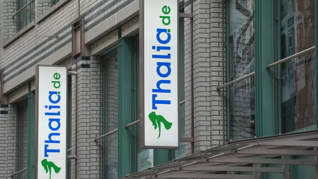 Das Thalia-Logo an einer Filiale der Buchhandelskette. - Bild: Marcus Brandt/dpa