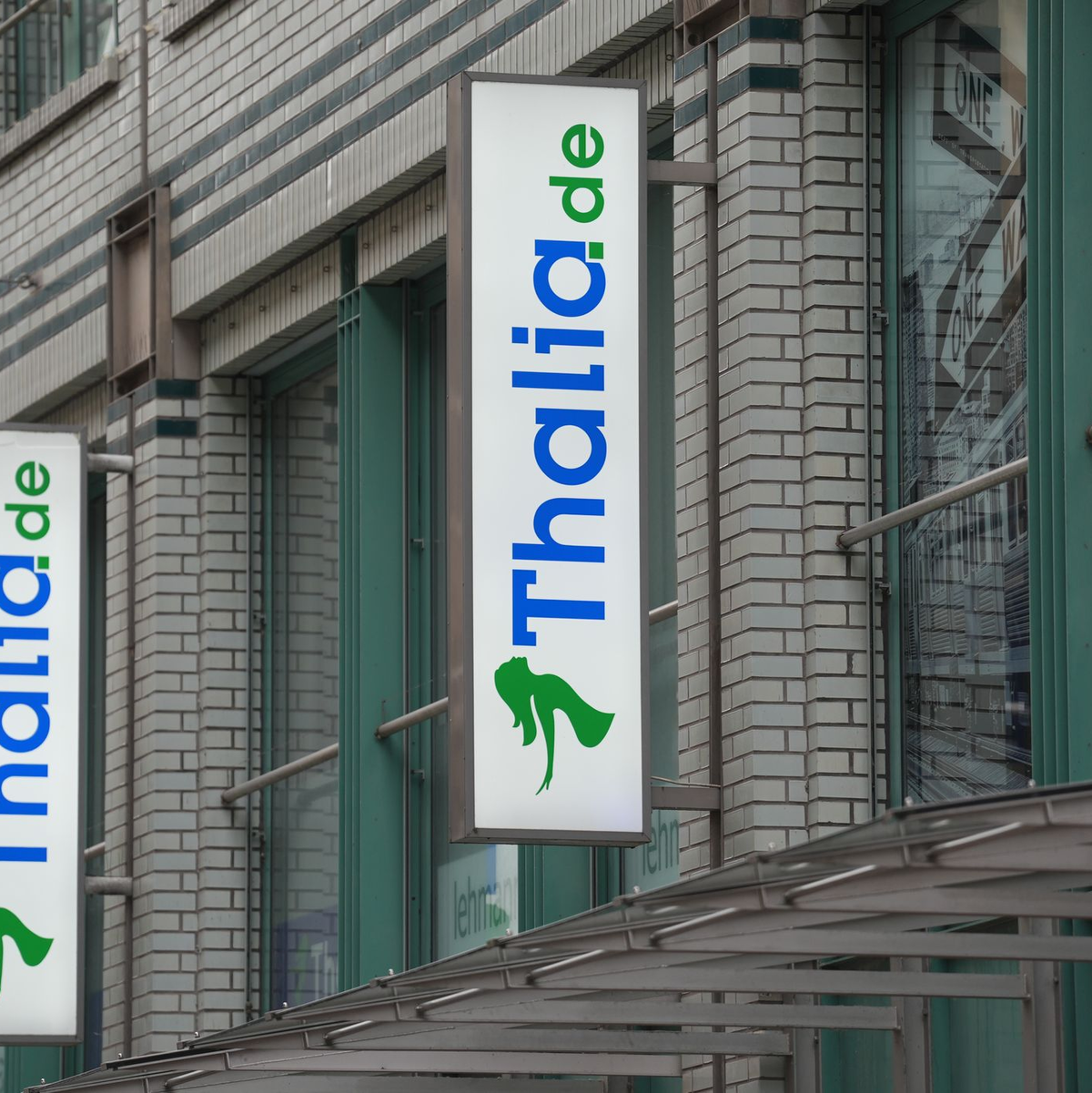 Das Thalia-Logo an einer Filiale der Buchhandelskette. - Foto: Marcus Brandt/dpa