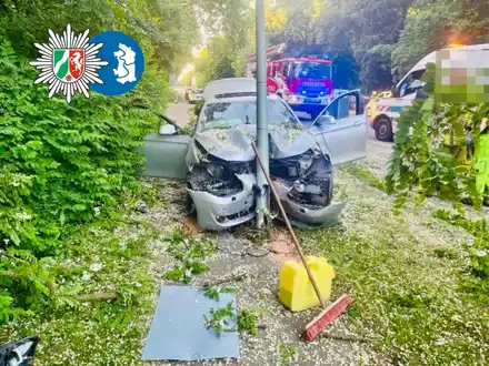 POL-DU: Alt-Homberg: BMW kollidiert mit Straßenlaterne - Foto: presseportal.de
