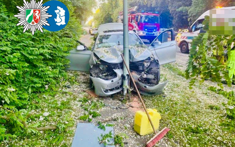 POL-DU: Alt-Homberg: BMW kollidiert mit Straßenlaterne - Foto: presseportal.de