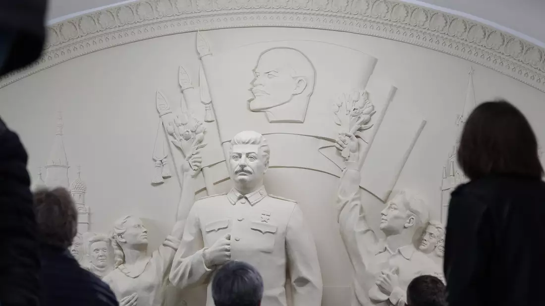 Historiker machen Sowjetdiktator Josef Stalin für den Tod von Millionen Menschen verantwortlich - nun erinnert ein Denkmal in der Moskauer Metro an ihn.  - Bild: Ulf Mauder/dpa