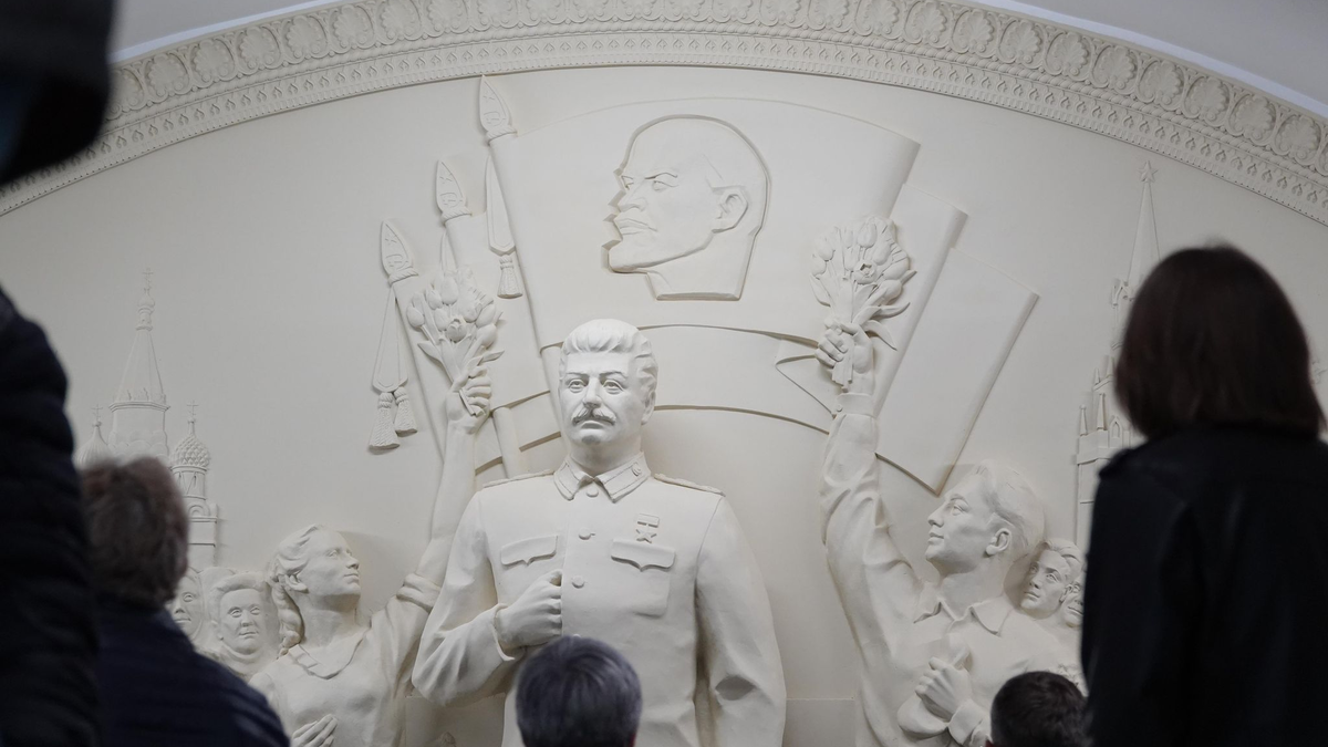 Historiker machen Sowjetdiktator Josef Stalin für den Tod von Millionen Menschen verantwortlich - nun erinnert ein Denkmal in der Moskauer Metro an ihn.  - Foto: Ulf Mauder/dpa