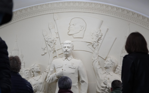 Historiker machen Sowjetdiktator Josef Stalin für den Tod von Millionen Menschen verantwortlich - nun erinnert ein Denkmal in der Moskauer Metro an ihn.  - Foto: Ulf Mauder/dpa
