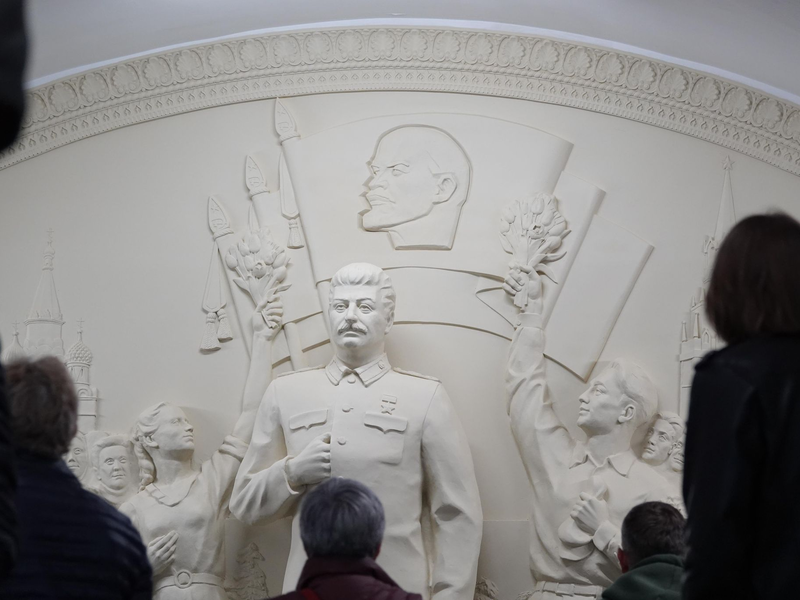 Historiker machen Sowjetdiktator Josef Stalin für den Tod von Millionen Menschen verantwortlich - nun erinnert ein Denkmal in der Moskauer Metro an ihn.  - Foto: Ulf Mauder/dpa