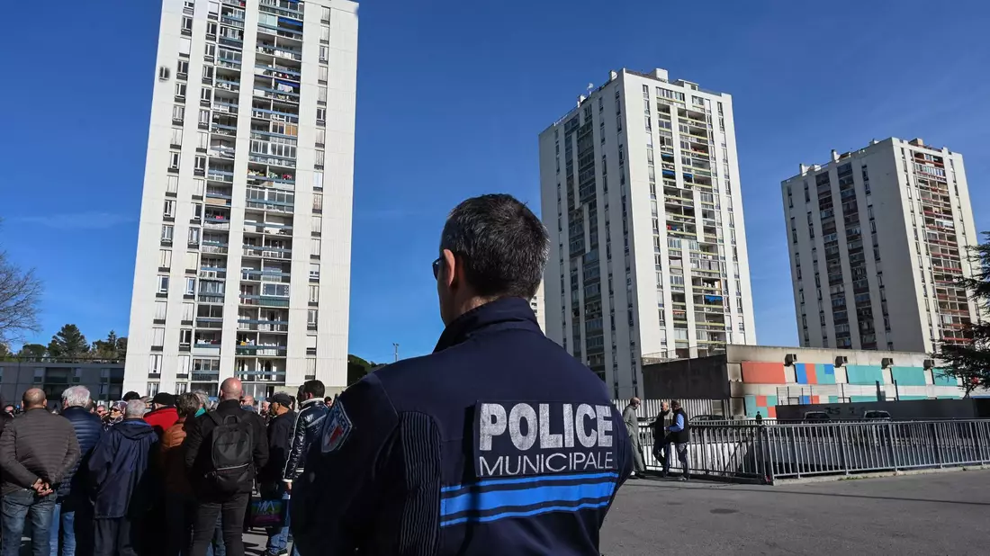 Die Hochhausviertel vieler französischer Großstädte werden vom Drogenhandel geplagt und die Bewohner fühlen sich vom Staat in Stich gelassen (Archivbild). - Bild: Pascal Guyot/AFP/dpa