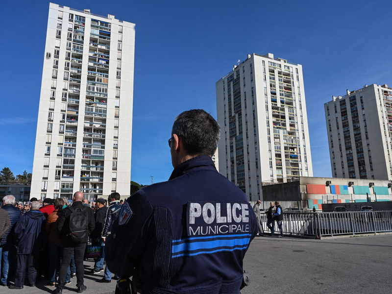Die Hochhausviertel vieler französischer Großstädte werden vom Drogenhandel geplagt und die Bewohner fühlen sich vom Staat in Stich gelassen (Archivbild). - Foto: Pascal Guyot/AFP/dpa