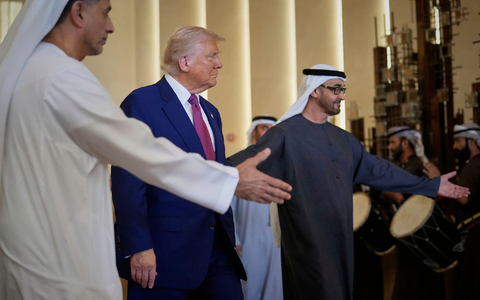 US-Präsident Trump will wegen der Geburt eines Enkels schnell heimkehren von seiner Nahost-Reise - und keinen Abstecher zu den Ukraine-Gesprächen in der Türkei machen. - Foto: Altaf Qadri/AP/dpa