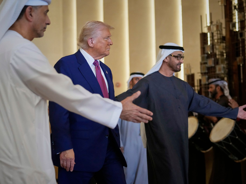 US-Präsident Trump will wegen der Geburt eines Enkels schnell heimkehren von seiner Nahost-Reise - und keinen Abstecher zu den Ukraine-Gesprächen in der Türkei machen. - Foto: Altaf Qadri/AP/dpa