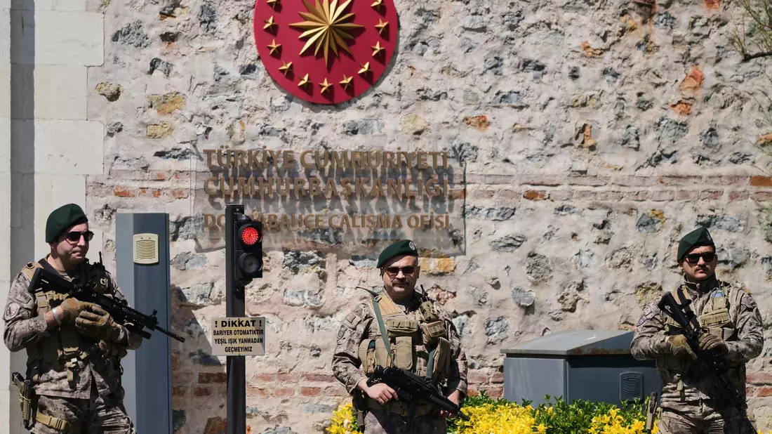 Türkische Sicherheitskräfte stehen vor dem Dolmabahce-Palast, wo Gespräche zwischen russischen und ukrainischen Delegationen stattfinden sollen. - Bild: Dilara Acikgoz/AP/dpa