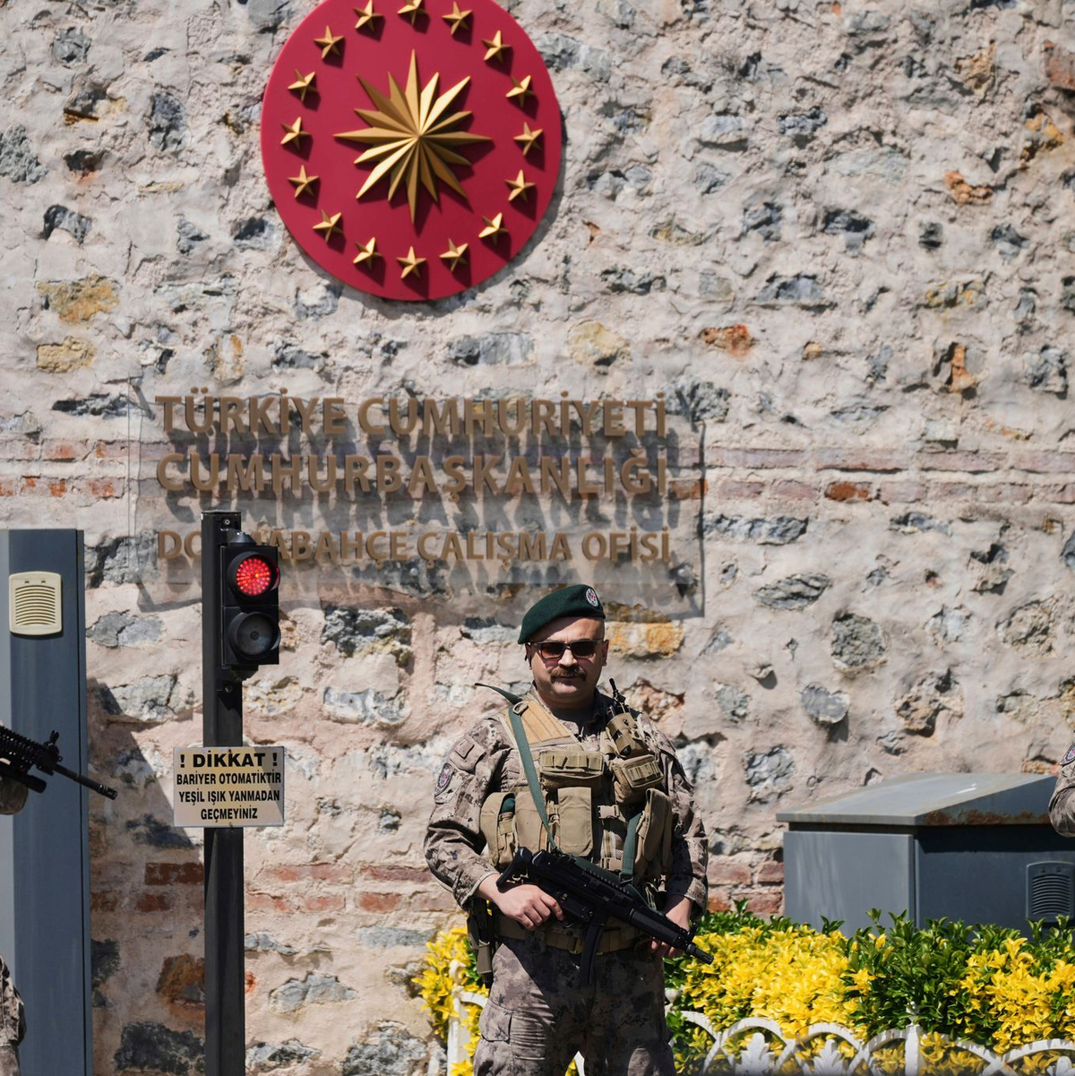 Türkische Sicherheitskräfte stehen vor dem Dolmabahce-Palast, wo Gespräche zwischen russischen und ukrainischen Delegationen stattfinden sollen. - Foto: Dilara Acikgoz/AP/dpa