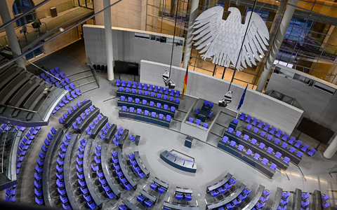 Der Linken-Abgeordnete Marcel Bauer ist aus dem Plenarsaal des Bundestags verwiesen worden. (Illustration)  - Foto: Fabian Sommer/dpa