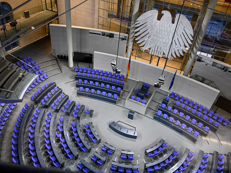 Der Linken-Abgeordnete Marcel Bauer ist aus dem Plenarsaal des Bundestags verwiesen worden. (Illustration)  - Foto: Fabian Sommer/dpa