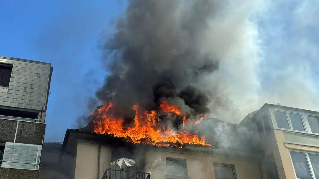 FW-EN: Erstmeldung: Dachstuhlbrand mit Menschenrettung in der Schöntaler Straße - 2 Personen mit Drehleiter gerettet - Bild: presseportal.de