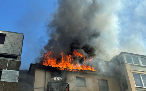 FW-EN: Erstmeldung: Dachstuhlbrand mit Menschenrettung in der Schöntaler Straße - 2 Personen mit Drehleiter gerettet - Foto: presseportal.de
