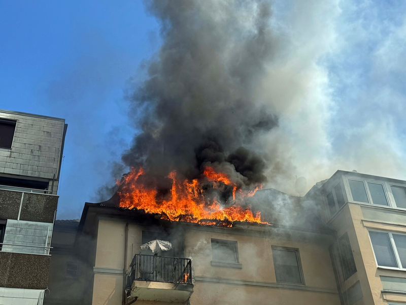 FW-EN: Erstmeldung: Dachstuhlbrand mit Menschenrettung in der Schöntaler Straße - 2 Personen mit Drehleiter gerettet - Foto: presseportal.de