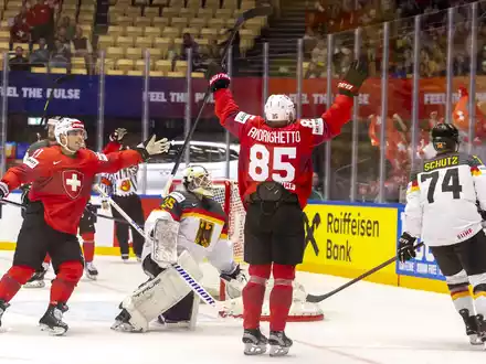 Die deutschen Eishockey-Nationalspieler sahen beim 1:5 gegen die Schweiz vor allem im zweiten Drittel meist nur zu. - Foto: Salvatore Di Nolfi/KEYSTONE/dpa