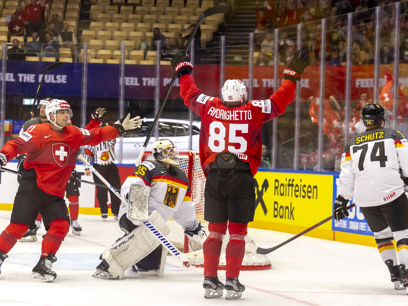 Die deutschen Eishockey-Nationalspieler sahen beim 1:5 gegen die Schweiz vor allem im zweiten Drittel meist nur zu. - Foto: Salvatore Di Nolfi/KEYSTONE/dpa