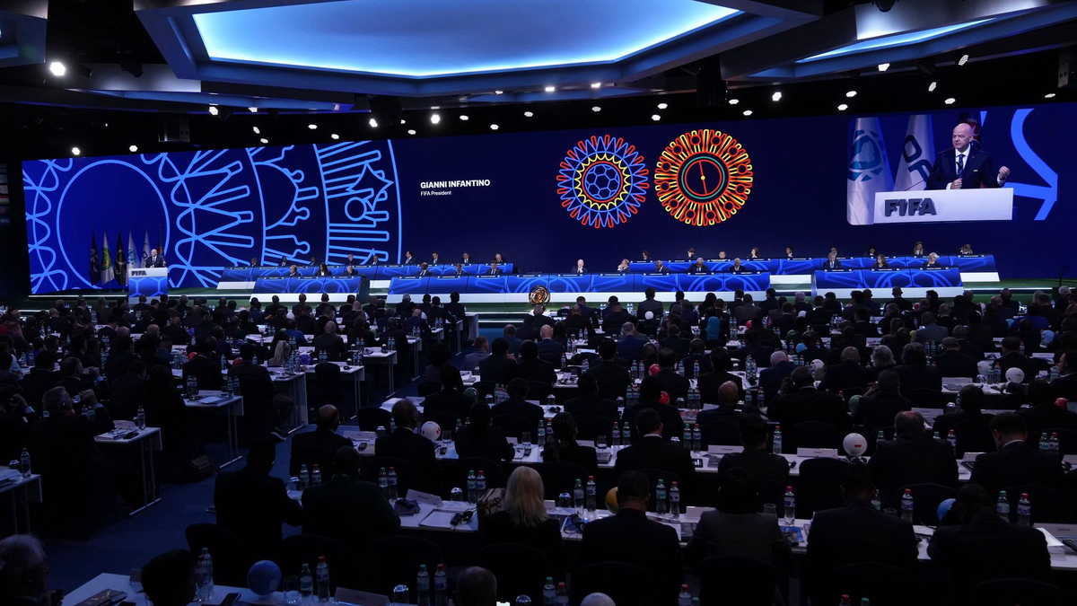 Infantino (l.) berät sich mit seinem Generalsekretär Grafström.  - Foto: Fernando Calistro/AP/dpa