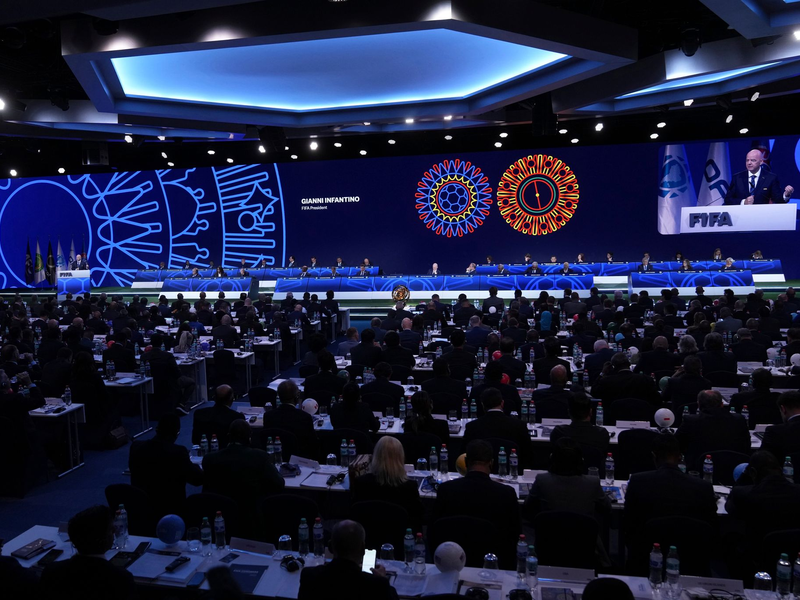 Infantino (l.) berät sich mit seinem Generalsekretär Grafström.  - Foto: Fernando Calistro/AP/dpa