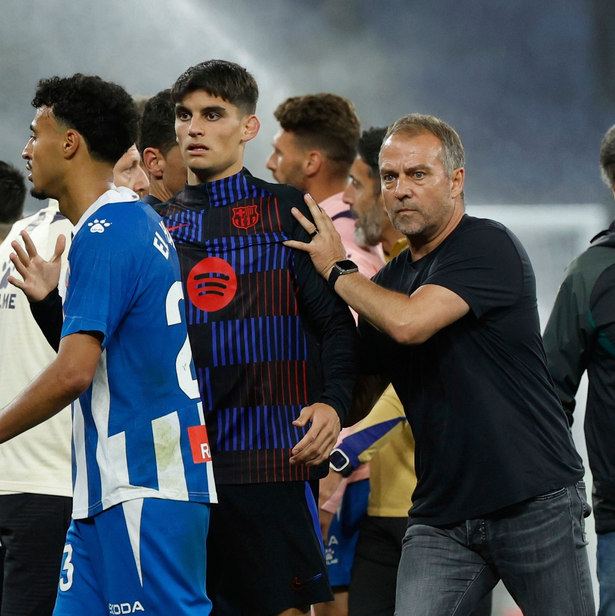 Hansi Flick wird Meister in Spanien, wollte auf dem Platz aber nicht groß feiern. - Foto: Joan Monfort/AP/dpa