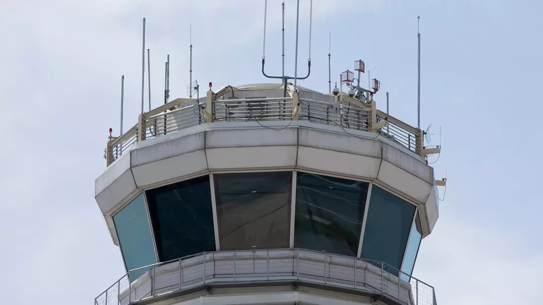 Am Flughafen von Denver verloren die Lotsen kurzzeitig den Kontakt zu den Piloten (Symbolbild)  - Bild: Jenny Kane/AP/dpa