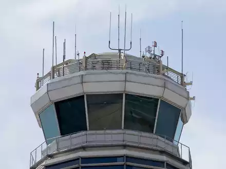 Am Flughafen von Denver verloren die Lotsen kurzzeitig den Kontakt zu den Piloten (Symbolbild)  - Foto: Jenny Kane/AP/dpa