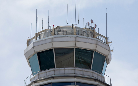 Am Flughafen von Denver verloren die Lotsen kurzzeitig den Kontakt zu den Piloten (Symbolbild) - Foto: Jenny Kane/AP/dpa Am Flughafen von Denver verloren die Lotsen kurzzeitig den Kontakt zu den Piloten (Symbolbild) - Foto: Jenny Kane/AP/dpa