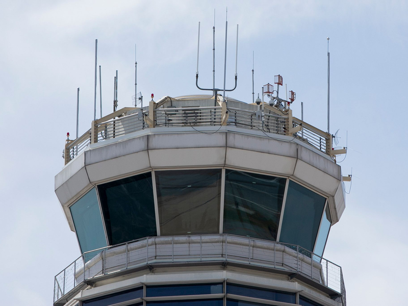 Am Flughafen von Denver verloren die Lotsen kurzzeitig den Kontakt zu den Piloten (Symbolbild)  - Foto: Jenny Kane/AP/dpa