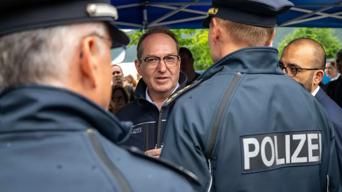 Kurz nach seinem Amtsantritt hatte der neue Bundesinnenminister Alexander Dobrindt (CSU) angeordnet, an den deutschen Grenzen auch Asylsuchende zurückzuweisen. (Archivbild) - Bild: Peter Kneffel/dpa