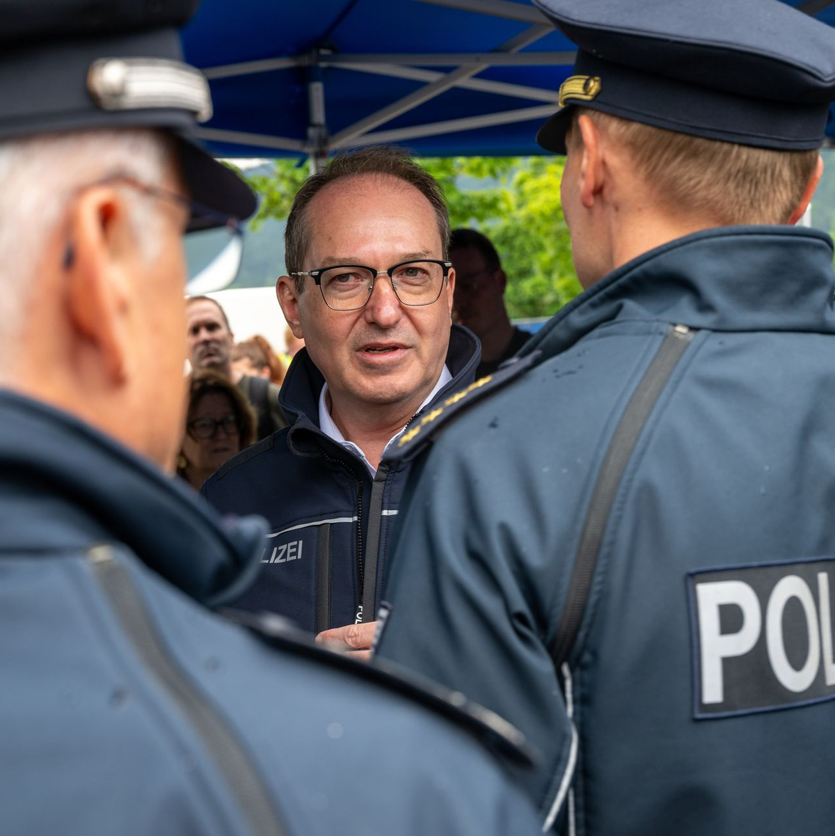 Am Donnerstag besuchte Bundesinnenminister Alexander Dobrindt (CSU) zusammen mit dem bayerischen Ministerpräsidenten, Markus Söder (CSU), die Grenze zu Österreich. - Foto: Peter Kneffel/dpa
