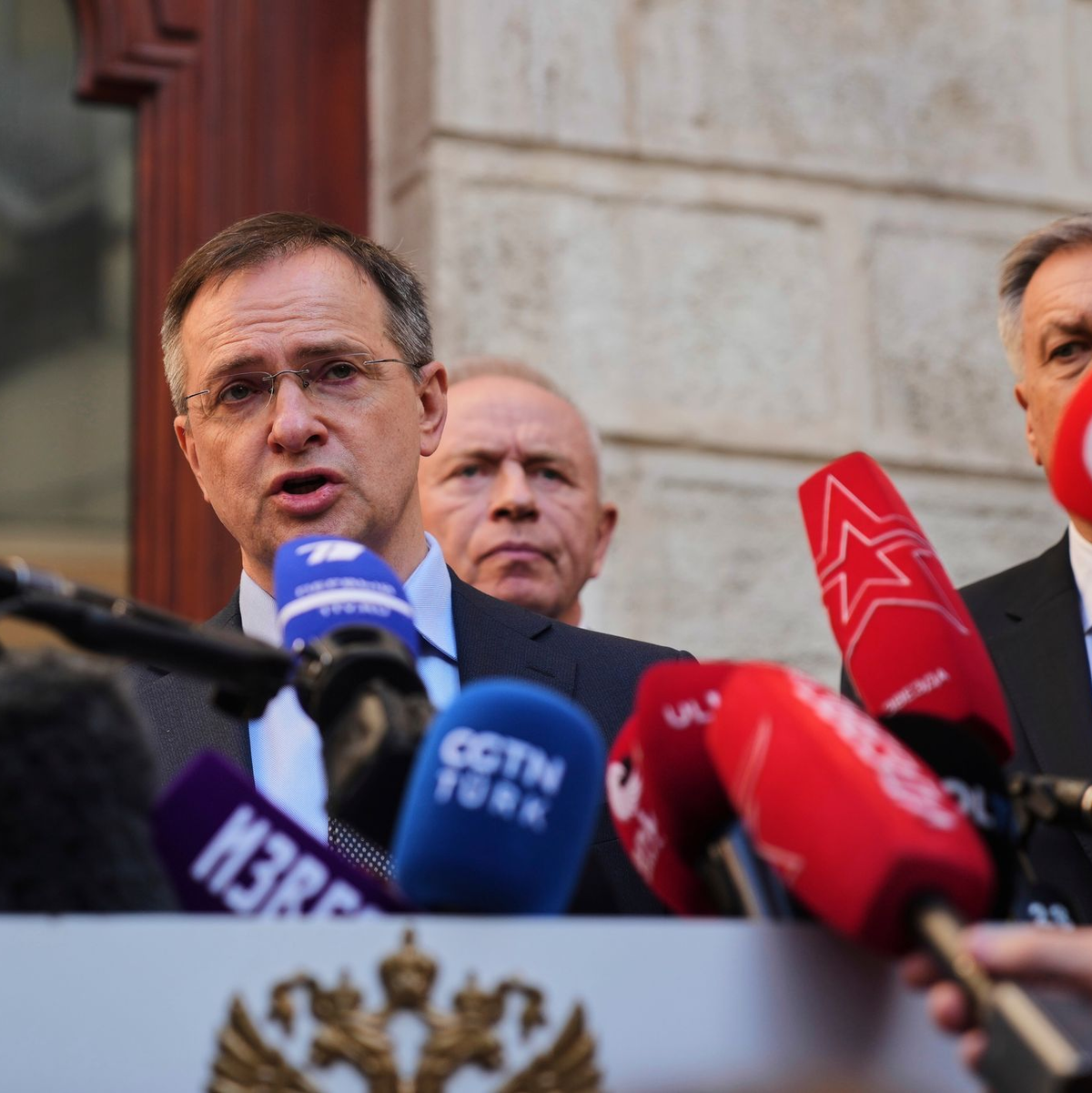 Der russische Verhandlungsführer Wladimir Medinski gilt als politisches Leichtgewicht und nahm schon 2022 an Friedensgesprächen teil. - Foto: Francisco Seco/AP/dpa