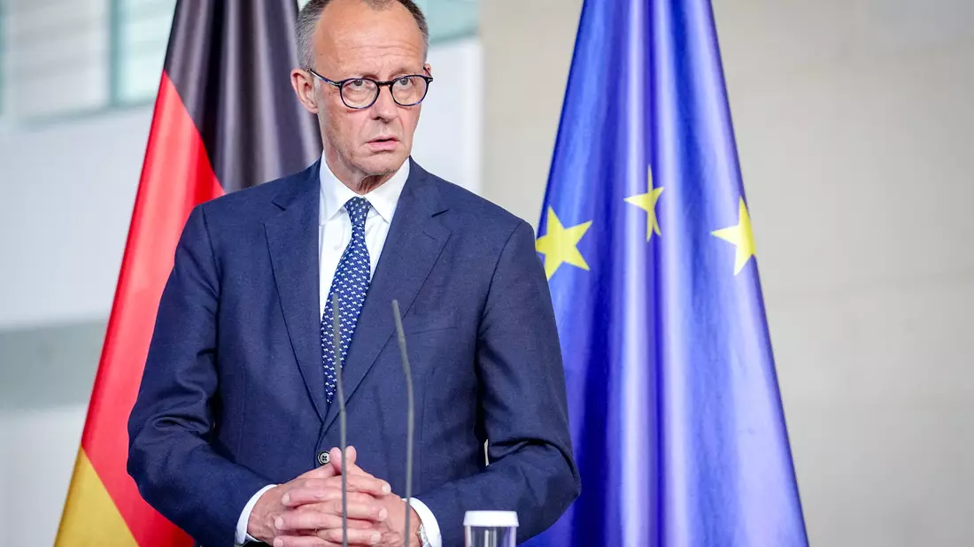 Bundeskanzler Merz kritisiert das Fernbleiben von Putin bei den Istanbuler Ukraine-Gesprächen.  - Bild: Kay Nietfeld/dpa